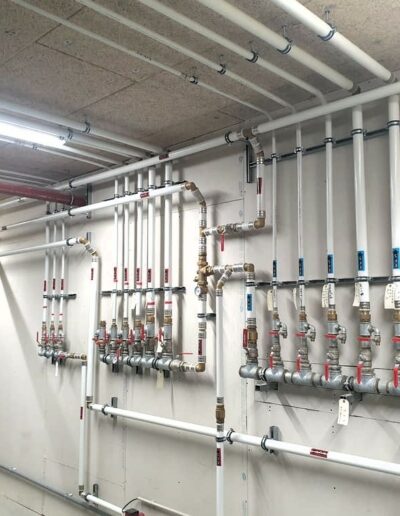 Réseau de distribution d eau sanitaire avec nourrices et vannes d arrêt dans un local technique, dans toute la vallée de l Arve