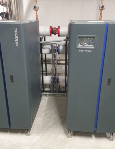 Deux chaudières à condensation Atlantic Varmax installées en cascade dans une chaufferie, dans toute la vallée de l'Arve