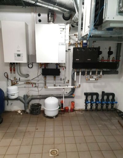 Installation complète d'une chaufferie avec deux chaudières murales, vases d'expansion et collecteurs par un plombier, dans toute la vallée de l'Arve.